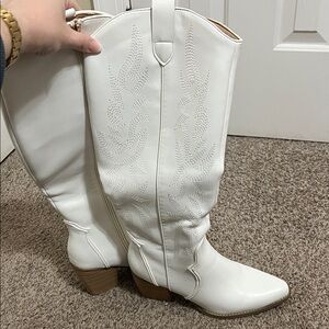 Dream Pairs White Heeled Cowgirl Pointed Toe Zip Up Boots Size 8.5